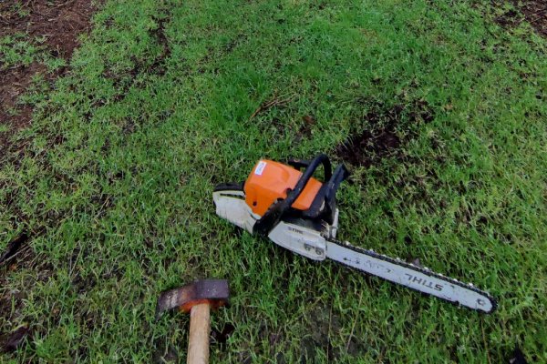 Een snoeimachine op de grond